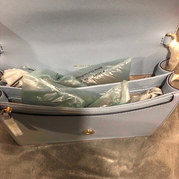 🩸NWOT.  MICHAEL KORS.  Beautiful baby blue handbag. - Picture 4 of 4